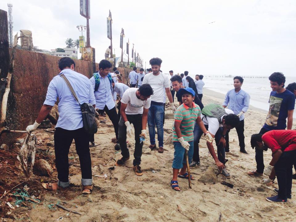 കലക്ടര്‍ ഫേസ്ബുക്ക് പോസ്റ്റിട്ടു; നാട്ടുകാര്‍ എത്തി ബീച്ച് വൃത്തിയാക്കാന്‍