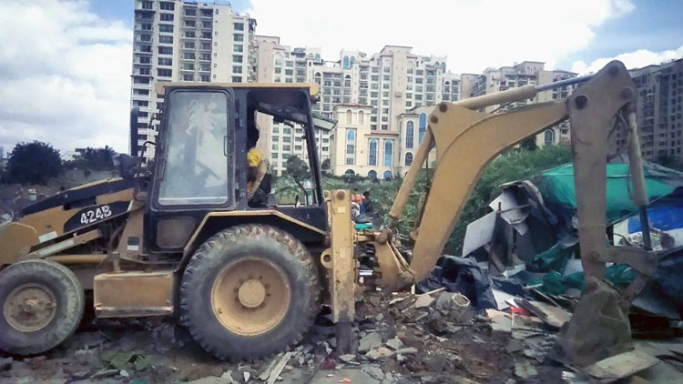 ബംഗ്ലാദേശി കുടിയേറ്റക്കാരെന്ന് മുദ്രകുത്തി ബംഗളൂരുവിൽ താൽകാലിക കൂരകൾ ഇടിച്ചുനിരത്തി