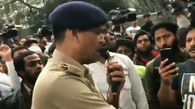 പ്രതിഷേധം തണുപ്പിക്കാൻ ദേശീയഗാനം പാടി ഡി.സി.പി - VIDEO