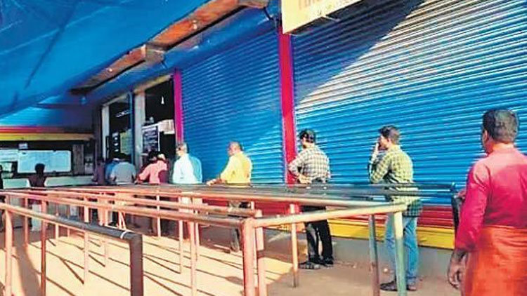 ബിവറേജസ്​ ഔട്ട്​ ലെറ്റുകൾ പൂട്ടി; ഓ​ൺലൈൻ വിൽപ്പന പരിഗണിക്കും