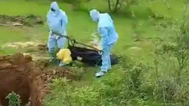 കർണാടകയിൽ വീണ്ടും കോവിഡ് രോഗിയുടെ മൃതദേഹത്തോട് അനാദരവ്