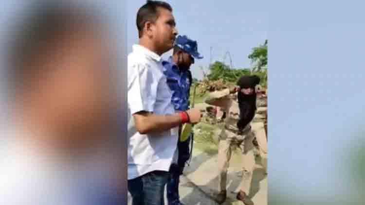 പാസ് ചോദിച്ച പൊലീസുകാരനെ സിറ്റ് അപ് ചെയ്യിച്ച് കൃഷി ഓഫിസർ - video