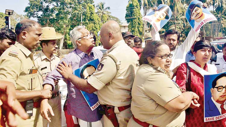 മം​ഗ​ളൂ​രു​വി​ല്‍ കർഫ്യൂ ലംഘിച്ച്​ പ്രതിഷേധം; ബിനോയ്​ വിശ്വം എം.പിയെ കസ്​റ്റഡിയിലെടുത്തു