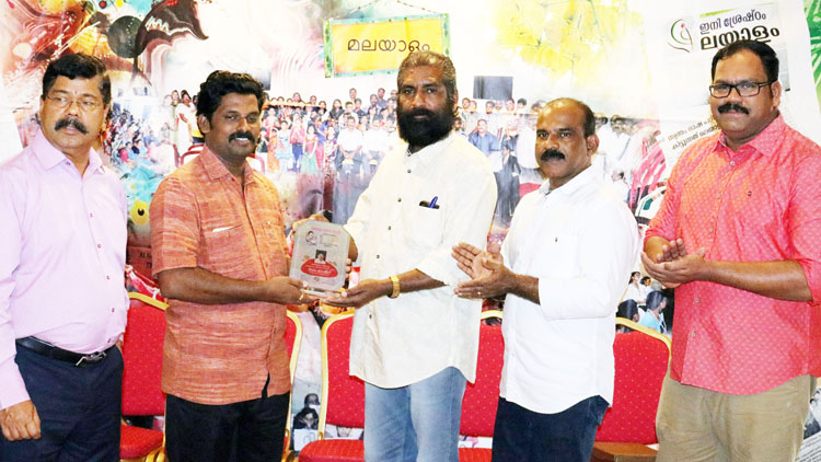 ബി​നു കെ. ​സാ​മി​ന്​ മ​ല​യാ​ളം ഒ​മാ​െൻറ ആ​ദ​രം