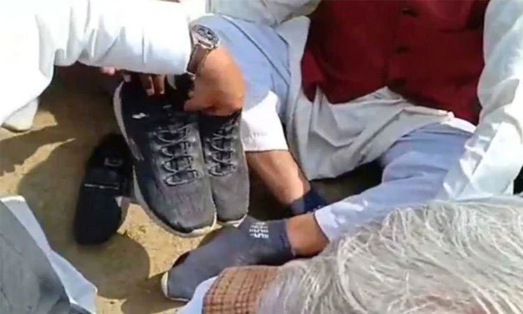 bjp-minister-shoe-remove