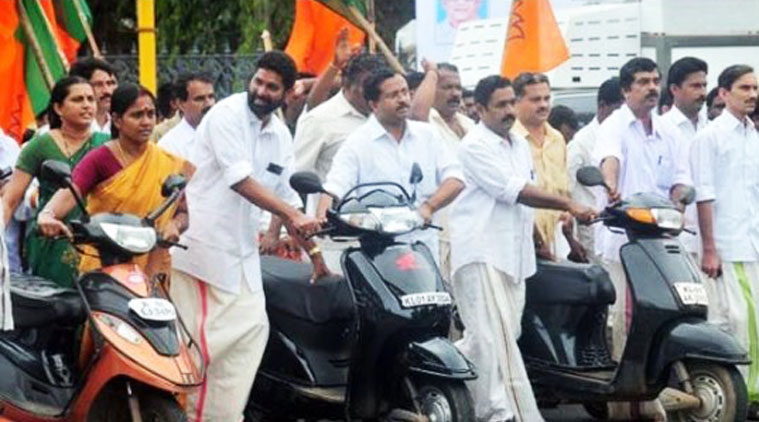 ഇപ്പോൾ ബൈക്ക്​ തള്ളുന്നില്ലേ; പെട്രോൾ വിലയിൽ ബി.ജെ.പിയെ കുടഞ്ഞ്​ സമൂഹമാധ്യമങ്ങൾ