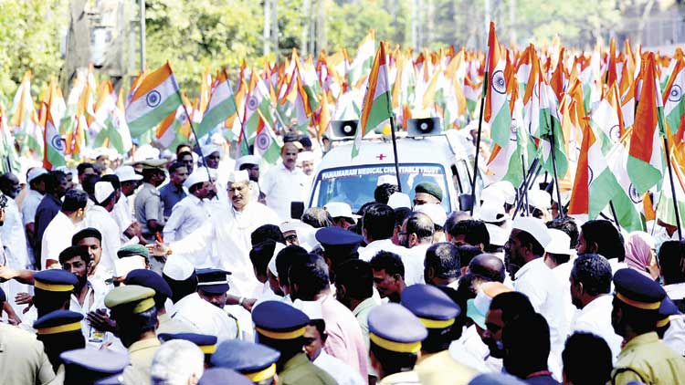 രാഹുൽ ഗാന്ധി നയിച്ചു; ജനം ഒഴുകി