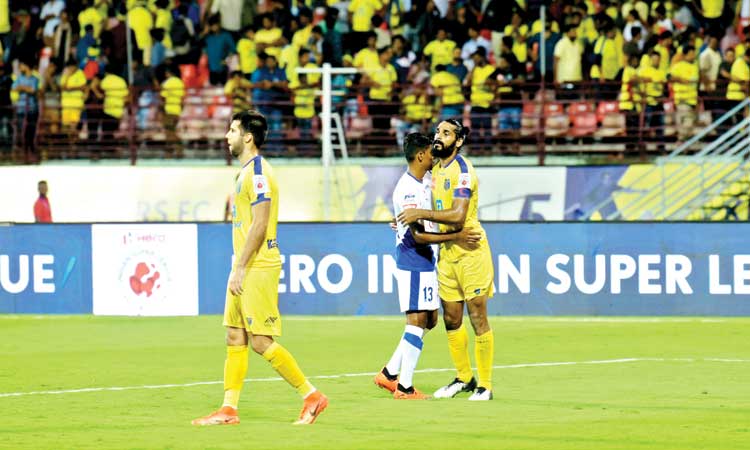 പി​റ​കോ​േ​ട്ടാ​ടു​ന്ന ബ്ലാ​സ്​​റ്റേ​ഴ്​​സ്​