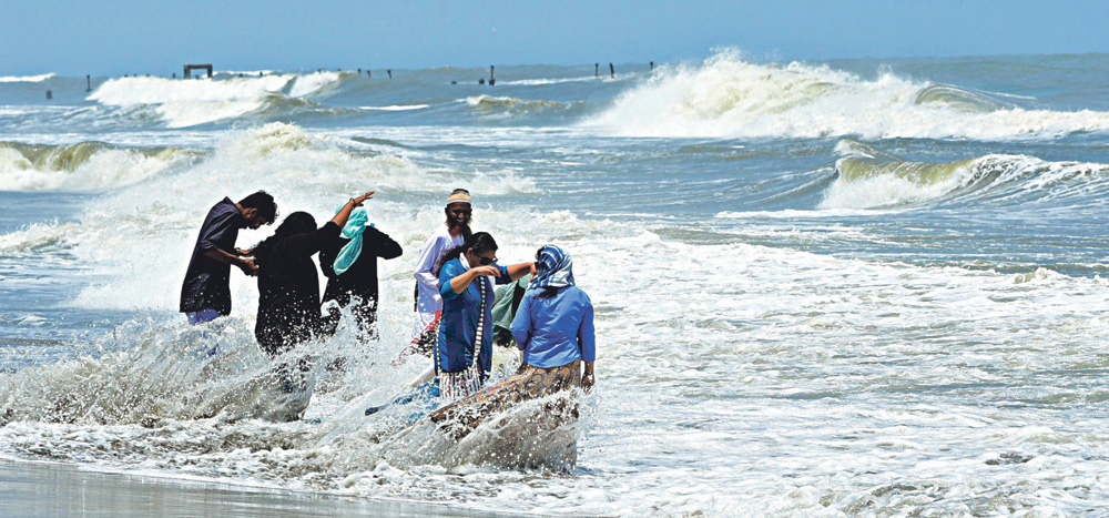 ക​ട​ലി​നോ​ടാ ക​ളി..