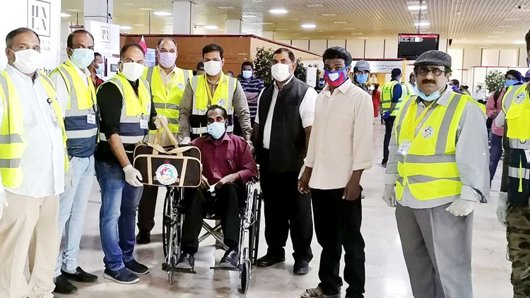 വേ​ദ​ന​ക്കി​ട​യി​ലും നാ​ട​ണ​ഞ്ഞ​തി​െൻറ ആ​ശ്വാ​സ​ത്തി​ൽ ര​ഘു