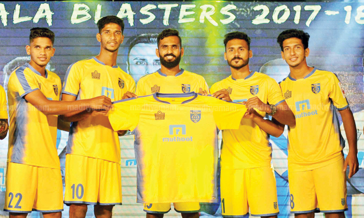 കേരള ബ്ലാസ്​റ്റേഴ്​സിൻെറ ഹോം ​േജഴ്സി കൊച്ചിയിലും കോഴിക്കോടുമായി പുറത്തിറക്കി