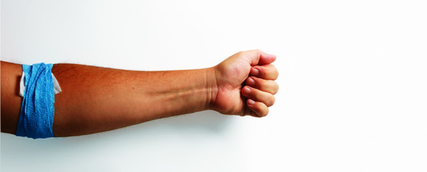 രണ്ട് നിലവിളികള്‍ക്കിടയില്‍ ഒരു കുപ്പി രക്തം