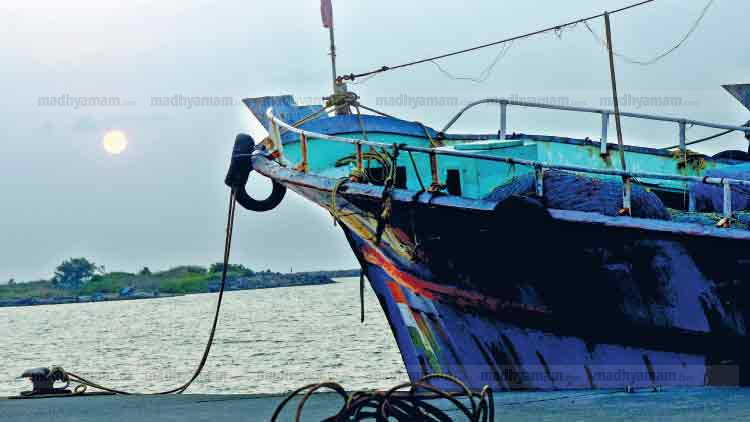 ‘ഡ​ബി​ൾ ലോ​ക്കി​ൽ’ മ​ത്സ്യ​മേ​ഖ​ല...