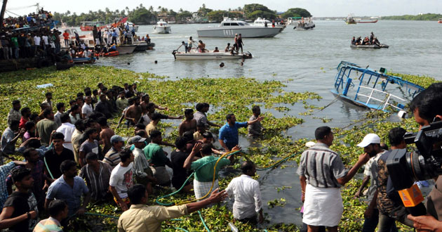 ഫോര്‍ട്ട് കൊച്ചി ബോട്ടപകടം:  പ്രതിപക്ഷ സമരം കൗണ്‍സില്‍ ഹാളിനകത്തേക്ക്
