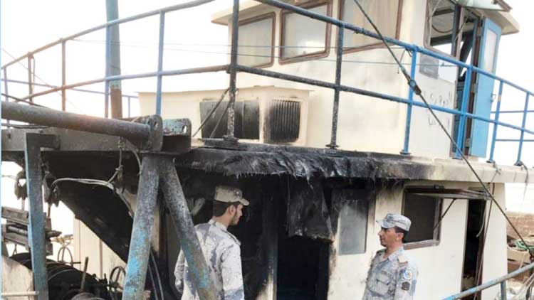 ന​ടു​ക്ക​ട​ലി​ൽ ബോ​ട്ടിന്​ തീപിടിച്ചു: നാ​ല് ​ഇ​ന്ത്യ​ക്കാ​രെ സു​ര​ക്ഷ സേ​ന ര​ക്ഷപ്പെടുത്തി