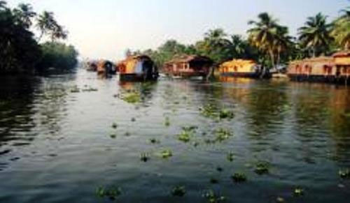 പുന്നമടകായലില്‍ ഹൗസ് ബോട്ടുകള്‍ക്ക് തീപിടിച്ചു