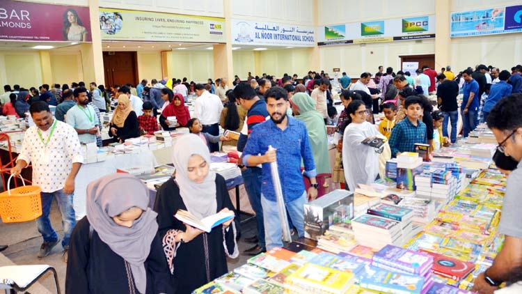 ജ​ന​ത്തി​ര​ക്കി​ൽ പു​സ്​​ത​കോ​ത്സ​വം