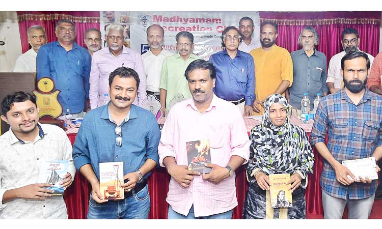 അഞ്ച് മാധ്യമപ്രവർത്തകരുടെ പുസ്തകം പ്രകാശനം ചെയ്തു