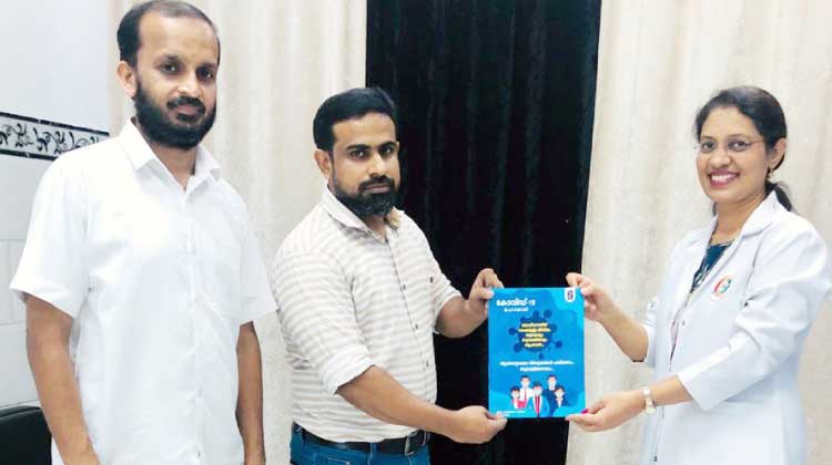 ‘കോ​വി​ഡ്, സു​ര​ക്ഷാ മു​ൻ​ക​രു​ത​ലു​ക​ൾ’ കൈ​പ്പു​സ്ത​കം പു​റ​ത്തി​റ​ക്കി 