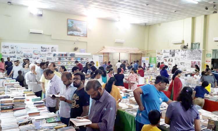 വ​ൻ ജ​ന​പ​ങ്കാ​ളി​ത്ത​ത്തി​ന്​ സാ​ക്ഷ്യം​വ​ഹി​ച്ച്​ പു​സ്​​ത​ക​മേ​ള​ക്ക്​ കൊ​ടി​യി​റ​ക്കം