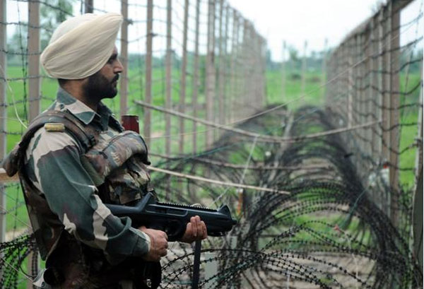 അതിര്‍ത്തിയില്‍ പാകിസ്താന്‍ ആക്രമണം; ശക്തമായി നേരിട്ട് ഇന്ത്യ