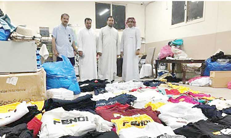 ബ്രാ​ൻ​ഡ​ഡ് വ​സ്ത്ര​ങ്ങ​ളെ​ന്ന വ്യാ​ജേ​ന വി​ൽ​പ​ന​ക്കു​വെ​ച്ച വ​സ്ത്ര​ങ്ങ​ൾ പി​ടി​ച്ചെ​ടു​ത്തു