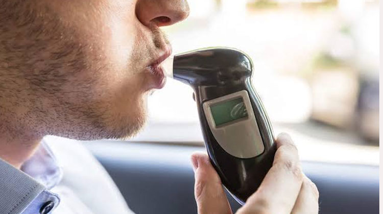 മദ്യപിച്ച്​ ജോലി​​െക്കത്തി,  13 എയർലൈൻസ്, എയർപോർട്ട്​​ ജീവനക്കാർ പിടിയിൽ