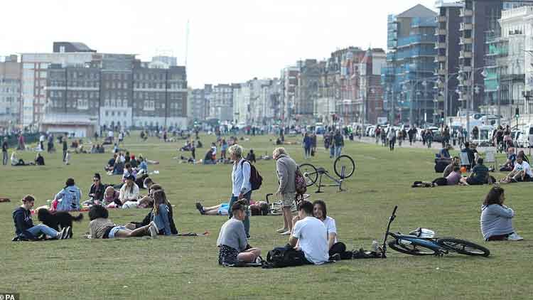 ബ്രിട്ടീഷ് പ്രധാനമന്ത്രിയുടെ അബദ്ധ നിര്ദേശം ജനം ഏറ്റെടുത്തു; പാര്ക്കുകളും ബീച്ചുകളും നിറഞ്ഞു ബ്രിട്ടീഷ് പ്രധാനമന്ത്രിയുടെ അബദ്ധ നിര്ദേശം ജനം ഏറ്റെടുത്തു; പാര്ക്കുകളും ബീച്ചുകളും നിറഞ്ഞു