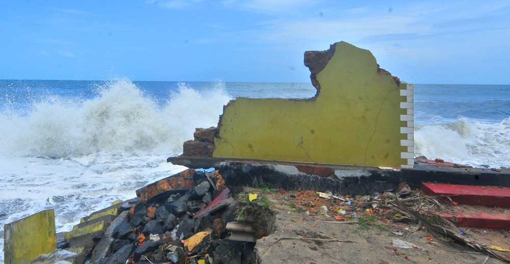 ഈ ​ചു​മ​രു​കൂ​ടി...