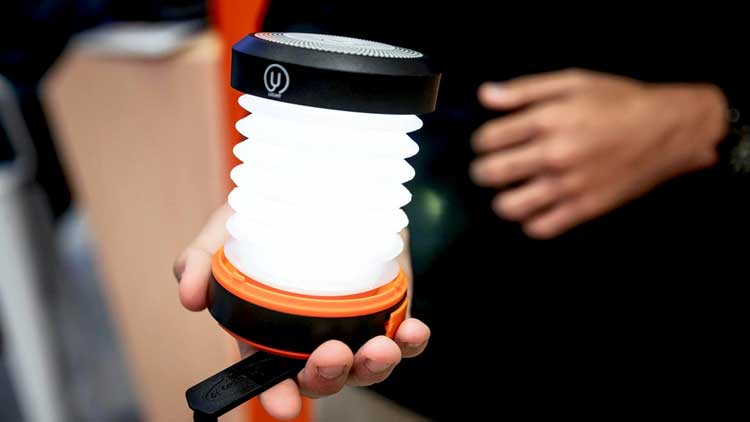 കറൻറ് വേണ്ടേ വേണ്ട, കൈ കൊണ്ടു കറക്കിയാൽ ബൾബ് കത്തും