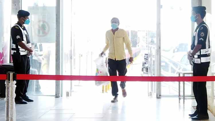 ഖ​​സീ​​മി​​ലും വാ​​ണി​​ജ്യ സ്ഥാ​​പ​​ന​​ങ്ങ​​ൾ  ഭാ​​ഗി​​ക​​മാ​​യി തു​​റ​​ന്നു