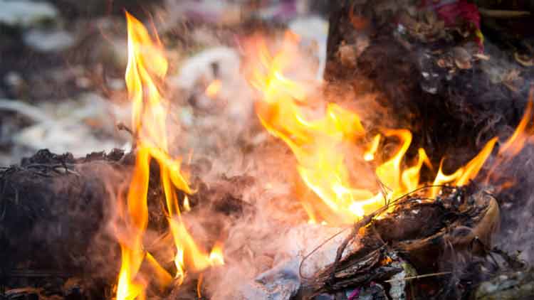 ചവറുകൾക്ക് തീയിട്ടപ്പോൾ സ്ഫോടനം; സ്ത്രീക്ക് പരിക്ക്