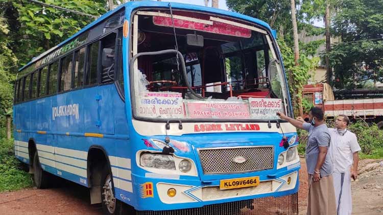 ബ ുധനാഴ് ച കോഴിക്കോട് സർവീസ് നടത്തിയ സ്വകാര്യ ബസുകളുടെ ചില്ല് അടിച്ചു