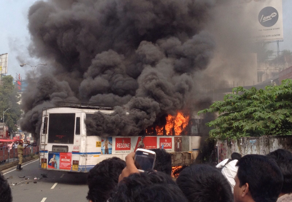 കോഴിക്കോട്  കെ.എസ്.ആര്‍.ടി.സി ബസ് നിയന്ത്രണംവിട്ട് മതിലിലിടിച്ച്  കത്തി