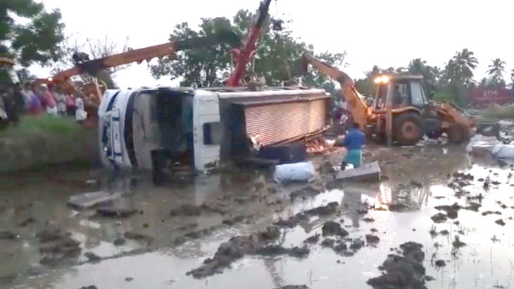 ടൂറിസ്റ്റ് ബസ് പാടത്തേക്ക് മറിഞ്ഞ് 18 പേർക്ക് പരിക്ക്