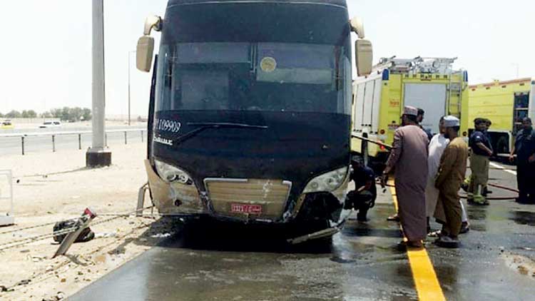 ഒമാനി ഉംറ തീർഥാടകരുടെ ബസ്​ അബൂദബിയിൽ അപകടത്തിൽപെട്ടു