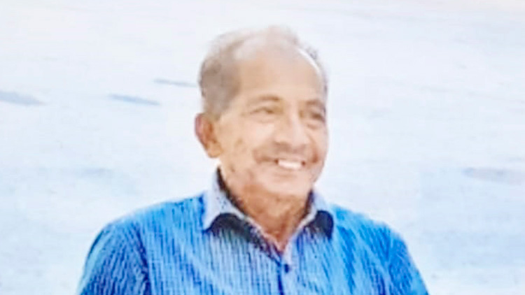 അ​ര നൂ​റ്റാ​ണ്ടി​െൻറ പ്ര​വാ​സ​ത്തി​ന്​  വി​ട പ​റ​ഞ്ഞ്​ മൊ​യ്​​തു നാ​ട്ടി​ലേ​ക്ക്​