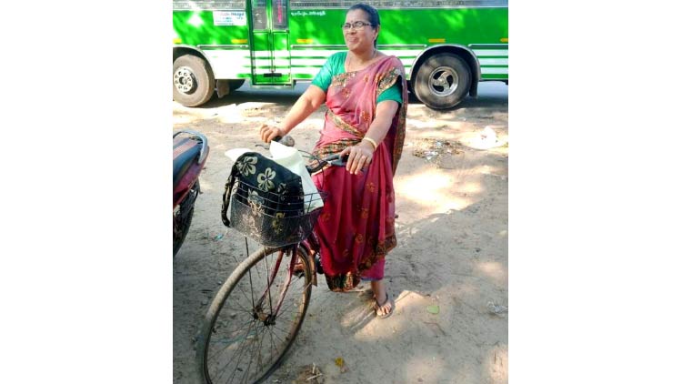 സഞ്ചാരം സൈക്കിളിൽ; സേവനരംഗത്ത്​ റോ​ഷ്നി സജീവം