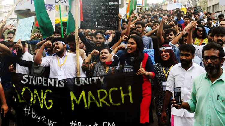 പൗരത്വ ഭേദഗതി നിയമം: പ്രതിഷേധവുമായി യുവത്വം തെരുവിൽ പൗരത്വ ഭേദഗതി നിയമം: പ്രതിഷേധവുമായി യുവത്വം തെരുവിൽ