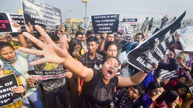 പ്രതിഷേധച്ചൂടിൽ വടക്കു-കിഴക്കൻ സംസ്ഥാനങ്ങൾ; കൂടുതൽ സൈന്യത്തെ വിന്യസിച്ച് കേന്ദ്രം പ്രതിഷേധച്ചൂടിൽ വടക്കു-കിഴക്കൻ സംസ്ഥാനങ്ങൾ; കൂടുതൽ സൈന്യത്തെ വിന്യസിച്ച് കേന്ദ്രം