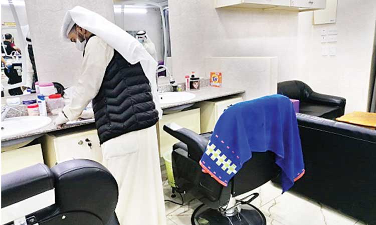 ക​ഫേ​ക​ളി​ലും സ​ലൂ​ണി​ലും പ​രി​ശോ​ധ​ന: 14 പേ​ർ അ​റ​സ്​​റ്റി​ൽ