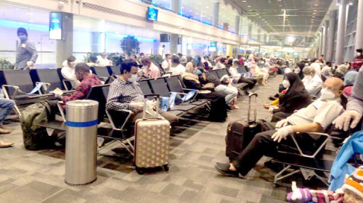 കോഴിക്കോട് വിമാനം മൂന്നു മണിക്കൂറിലേറെ വൈകി കോഴിക്കോട് വിമാനം മൂന്നു മണിക്കൂറിലേറെ വൈകി