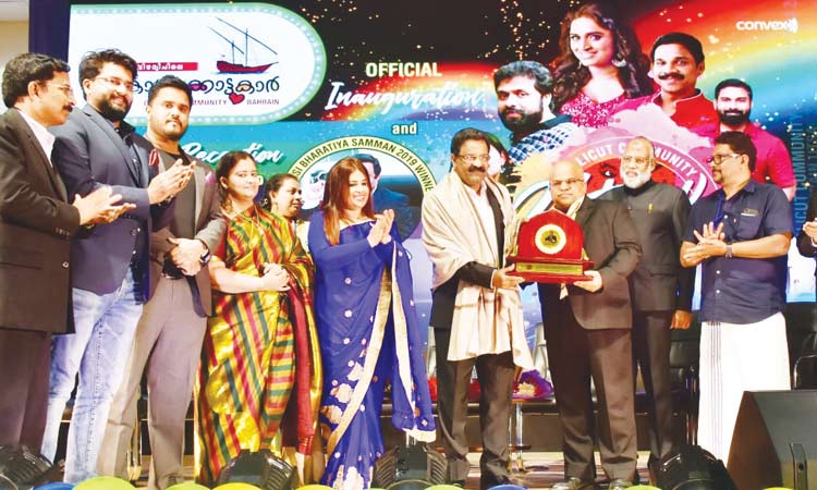 ‘ഉത്സവ് കോഴിക്കോട് 2019’ വേദിയിൽ ഡോ.വിനോദിനെ ആദരിച്ചു