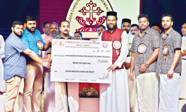 അ​ഞ്ചു​ല​ക്ഷം രൂ​പ​യു​ടെ ചെ​ക്ക്​ കാ​ൻ​സ​ർ ചി​കി​ത്സാ​സ​ഹാ​യ​ത്തി​ന്​ ന​ൽ​കി