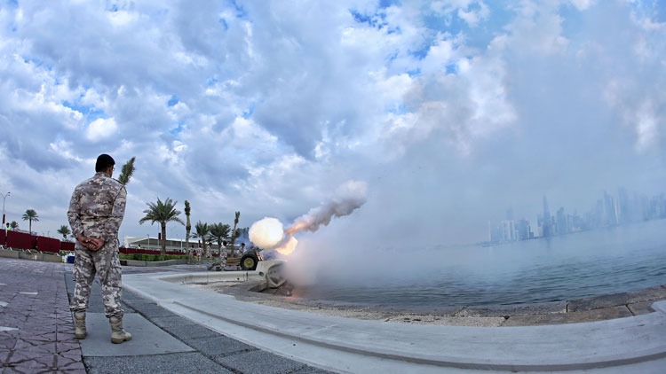 പീ​ര​ങ്കി വെ​ടി​മു​ഴ​ക്കി; ഖത്തർ ദേ​ശീ​യ​ദി​നാ​ഘോ​ഷ​ത്തി​ൽ