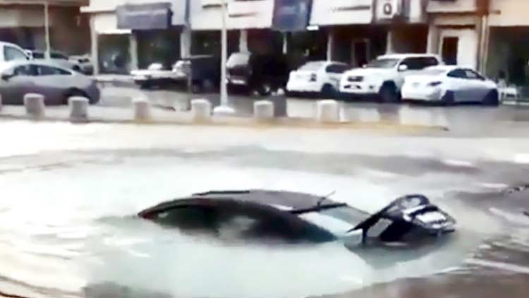 ഒാടുന്ന കാർ  ഭൂമിയിൽ താഴ്​ന്നു