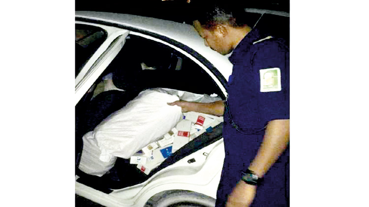 ഷാർജയിൽ നിരോധിത വസ്തുക്കളും സിഗരറ്റും കടത്തിയ വാഹനം പിടിച്ചെടുത്തു