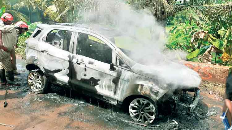 ഓ​ടുന്നതിനിടെ കാ​റി​ന്​ തീ​പി​ടി​ച്ചു; യു​വാ​വ് അ​ദ്​ഭുത​ക​ര​മാ​യി ര​ക്ഷ​പ്പെ​ട്ടു