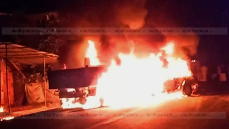 തമ്മിലിടിച്ച ലോറിയും കാറും കത്തിനശിച്ചു -VIDEO