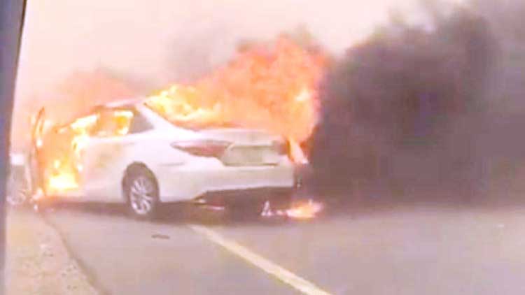 കാ​റു​ക​ൾ കൂ​ട്ടി​യി​ടി​ച്ച്​ ക​ത്തി ഒ​രാ​ൾ മ​രി​ച്ചു